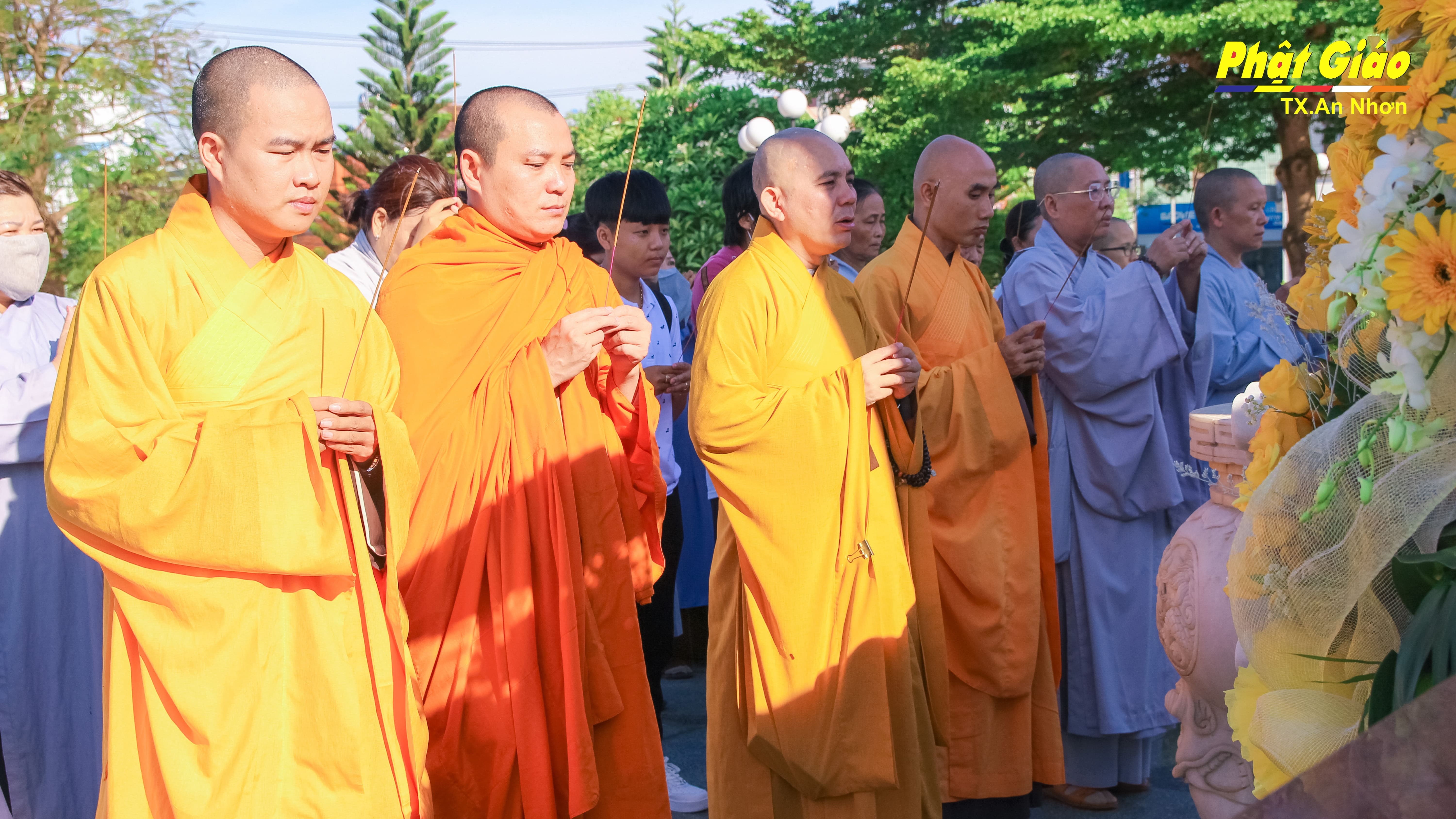 An Nhơn: Thường trực BTS Phật giáo Thị xã viếng Nghĩa trang Liệt sĩ , và phát quà Từ Thiện, nhân dịp Kính mừng Phật đản PL.2567